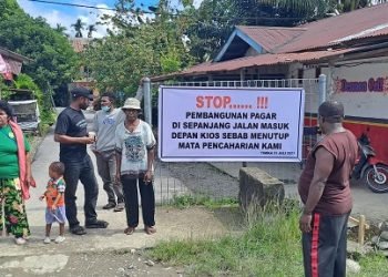 Warga memasang spanduk penolakan pembangunan pagar keliling RSUD Mimika, Selasa 1 Agustus 2023. (Foto: Ist./Koranpapua.id)