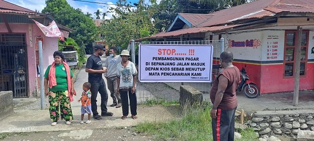 Warga memasang spanduk penolakan pembangunan pagar keliling RSUD Mimika, Selasa 1 Agustus 2023. (Foto: Ist./Koranpapua.id)