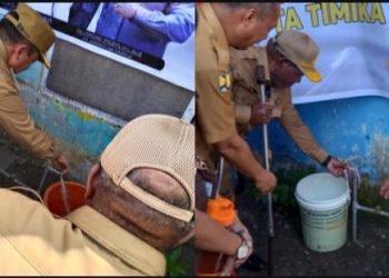 Pj Bupati Valentinus S. Sumito saat membuka kran air pencanangan air bersih di rumah Anaias Poway, Senin 14 Agustus 2023. (Foto : Redaksi/Koranpapua.id)