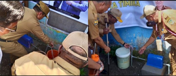 Pj Bupati Valentinus S. Sumito saat membuka kran air pencanangan air bersih di rumah Anaias Poway, Senin 14 Agustus 2023. (Foto : Redaksi/Koranpapua.id)