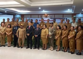 Pj. Bupati Mimika Valentinus S. Sumito, Pj. Sekda Mimika, Petrus Lewa Koten, Ananias Faot, Kepala BKPSDM foto bersama pimpinan OPD usai acara pembukaan PKA dan PKP. (Redaksi/Koranpapua.id)