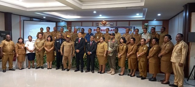 Pj. Bupati Mimika Valentinus S. Sumito, Pj. Sekda Mimika, Petrus Lewa Koten, Ananias Faot, Kepala BKPSDM foto bersama pimpinan OPD usai acara pembukaan PKA dan PKP. (Redaksi/Koranpapua.id)