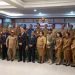 Pj. Bupati Mimika Valentinus S. Sumito, Pj. Sekda Mimika, Petrus Lewa Koten, Ananias Faot, Kepala BKPSDM foto bersama pimpinan OPD usai acara pembukaan PKA dan PKP. (Redaksi/Koranpapua.id)