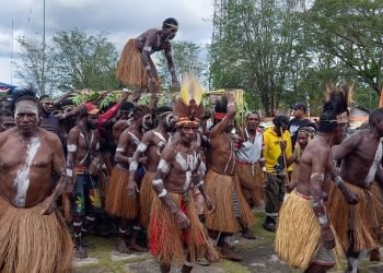 Masyarakat Komoro membawakan tarian adat Nokoro menyambut kedatangan Pj. Sekda Mimika Petrus Yumte dalam acara peringatan Mapurujaya ke 47 tahun, Sabtu 19 Agustus 2023. (Foto : Redaksi/Koranpapua.id)