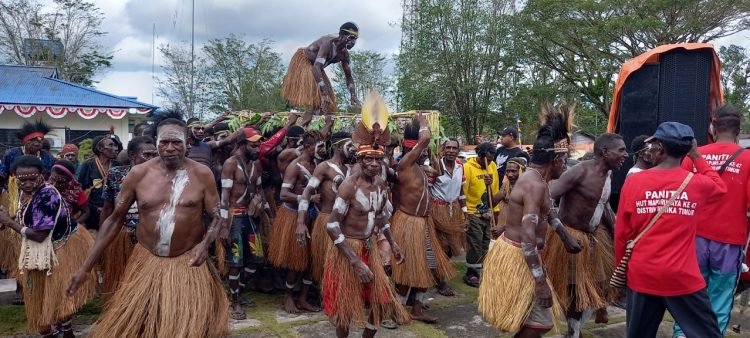 Masyarakat Komoro membawakan tarian adat Nokoro menyambut kedatangan Pj. Sekda Mimika Petrus Yumte dalam acara peringatan Mapurujaya ke 47 tahun, Sabtu 19 Agustus 2023. (Foto : Redaksi/Koranpapua.id)