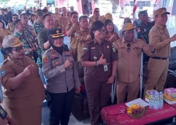 Pj. Bupati Valentinus S. Sumito, Pj. Sekda Mimika Petrus Yumte, Dominggus Robert Mayaut, Kepala Dinas PUPR Mimika dan para asisten, staf ahli Bupati serta tamu undangan foto bersama usai pencanangan penyaluran air bersih kepada masyarakat, Senin 14 Agustus 2023. (Redaksi/Koranpapua.id)