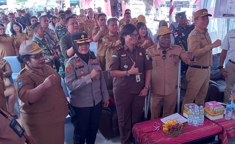 Pj. Bupati Valentinus S. Sumito, Pj. Sekda Mimika Petrus Yumte, Dominggus Robert Mayaut, Kepala Dinas PUPR Mimika dan para asisten, staf ahli Bupati serta tamu undangan foto bersama usai pencanangan penyaluran air bersih kepada masyarakat, Senin 14 Agustus 2023. (Redaksi/Koranpapua.id)