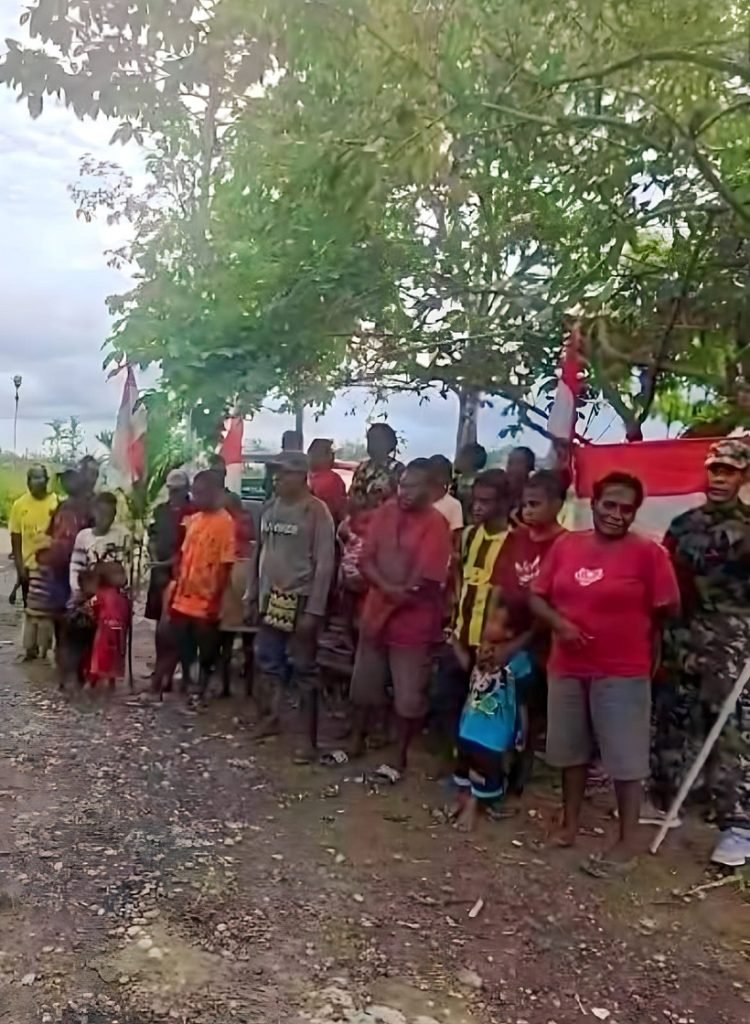 Warga Wonosari Jaya, Distrik Wania, Kabupaten Mimika ketika menyampaikan keluhan kepada Presiden Jokowi. (foto Ist/koranpapua.id)