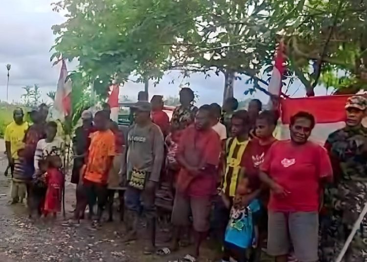 Warga Wonosari Jaya, Distrik Wania, Kabupaten Mimika ketika menyampaikan keluhan kepada Presiden Jokowi. (foto Ist/koranpapua.id)