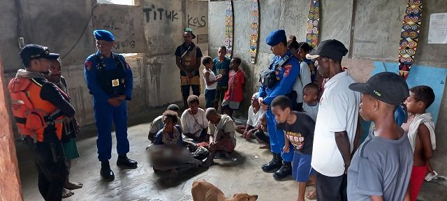 Kasat Polairud Polres Boven Digoel, Iptu Ino Sain menyerahkan bocah yang ditemukan tenggelam kepada keluarganya. (Foto: Ist/Koranpapua.id)