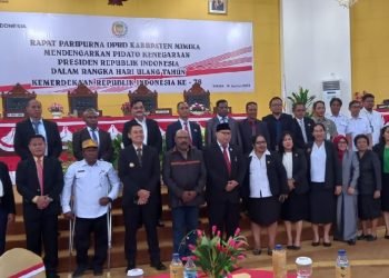Pj Bupati Mimika Valentinus S. Sumito, Pj. Sekda Mimika Petrus Yumte, Ketua DPRD Mimika Anton Bukaleng, foto bersama pimpinan OPD Mimika setelah rapat paripurna DPRD Mimika mendengarkan pidato Presiden Joko Widodo, Rabu 16 Agustus 2023. (Redaksi/Koranpapua.id)