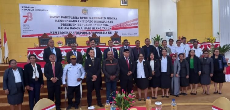 Pj Bupati Mimika Valentinus S. Sumito, Pj. Sekda Mimika Petrus Yumte, Ketua DPRD Mimika Anton Bukaleng, foto bersama pimpinan OPD Mimika setelah rapat paripurna DPRD Mimika mendengarkan pidato Presiden Joko Widodo, Rabu 16 Agustus 2023. (Redaksi/Koranpapua.id)