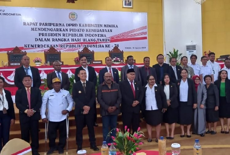 Pj Bupati Mimika Valentinus S. Sumito, Pj. Sekda Mimika Petrus Yumte, Ketua DPRD Mimika Anton Bukaleng, foto bersama pimpinan OPD Mimika setelah rapat paripurna DPRD Mimika mendengarkan pidato Presiden Joko Widodo, Rabu 16 Agustus 2023. (Redaksi/Koranpapua.id)