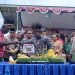 Pj. Sekda Mimika Petrus Yumte menyerahkan potongan tumpeng kepada ahli waris perintis Mapurujaya, Sabtu 19 Agustus 2023. (Foto : Redaksi/Koranpapua.id)