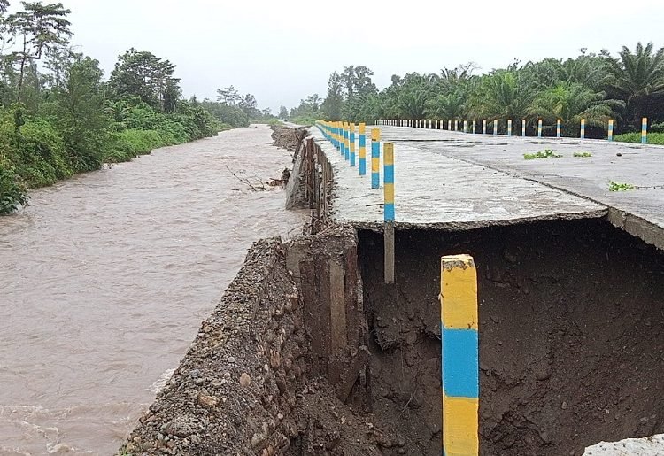 Diguyur Hujan Lebat, Jalan Trans Nabire Jebol