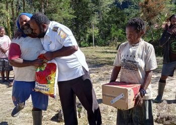 Pemkab Mimika Serahkan Bahan Makanan untuk 843 Warga Jagamin dan Baluni Tembagapura