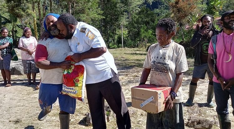 Pemkab Mimika Serahkan Bahan Makanan untuk 843 Warga Jagamin dan Baluni Tembagapura