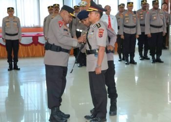 Kapolda Papua, Irjen Pol Mateus Fahkiri, S.I.K ketika melantik AKBP Dr. I Gede Suhartawan, S.Si, M.Si sebagai Kabit Labfor Polda Papua, Senin 14 Agustus 2023 ( foto ist/koranpapua.id)