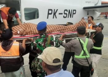 Proses evakuasi tiga jenasah korban penembakan KKB di Nduga ke Timika untuk selanjutnya diterbangkan ke kampung halaman. (foto Ist/koranpapua.id)