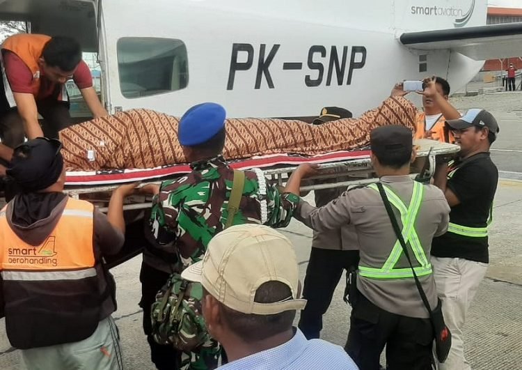 Proses evakuasi tiga jenasah korban penembakan KKB di Nduga ke Timika untuk selanjutnya diterbangkan ke kampung halaman. (foto Ist/koranpapua.id)