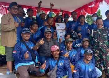 Gabriel Zezo, salah satu sponsor lomba mancing mania foto bersama panitia dan pemenang lomba mancing di podium setelah menyerahkan hadiah, Minggu 20 Agustus 2023. (Foto : Redaksi/Koranpapua.id)