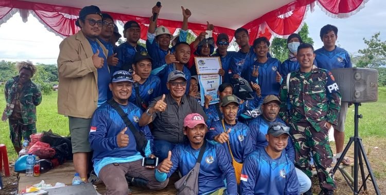 Gabriel Zezo, salah satu sponsor lomba mancing mania foto bersama panitia dan pemenang lomba mancing di podium setelah menyerahkan hadiah, Minggu 20 Agustus 2023. (Foto : Redaksi/Koranpapua.id)