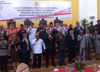 Pj. Bupati Mimika Valentinus S. Sumito, Pj. Sekda Mimika Petrus Yumte foto bersama anggota DPRD Mimika, perwakilan TNI-Polri, Kejaksaan dan SAR usai mendengarkan pidato kenegaraan Presiden Joko Widodo, Rabu 16 Agustus 2023. (Redaksi/Koranpapua.id)