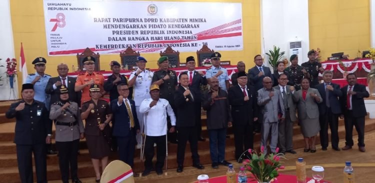 Pj. Bupati Mimika Valentinus S. Sumito, Pj. Sekda Mimika Petrus Yumte foto bersama anggota DPRD Mimika, perwakilan TNI-Polri, Kejaksaan dan SAR usai mendengarkan pidato kenegaraan Presiden Joko Widodo, Rabu 16 Agustus 2023. (Redaksi/Koranpapua.id)