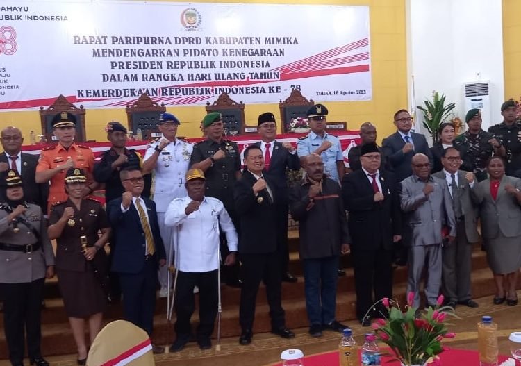 Pj. Bupati Mimika Valentinus S. Sumito, Pj. Sekda Mimika Petrus Yumte foto bersama anggota DPRD Mimika, perwakilan TNI-Polri, Kejaksaan dan SAR usai mendengarkan pidato kenegaraan Presiden Joko Widodo, Rabu 16 Agustus 2023. (Redaksi/Koranpapua.id)