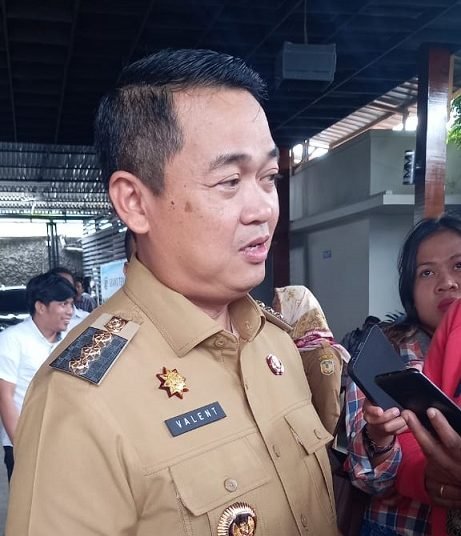 Pj. Bupati Valentinus S. Sumito memberikan keterangan kepada awak media, Selasa 8 Agustus 2023. (Foto : Redaksi/Koranpapua.id)