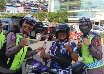 Sambut HUT ke-75, Polwan Polda Papua Turun ke Jalan Atur Lalulintas di Wilayah Rawan Macet  