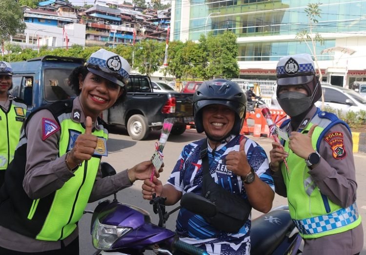 Sambut HUT ke-75, Polwan Polda Papua Turun ke Jalan Atur Lalulintas di Wilayah Rawan Macet  
