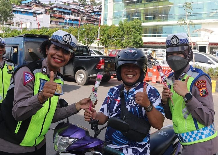 Sambut HUT ke-75, Polwan Polda Papua Turun ke Jalan Atur Lalulintas di Wilayah Rawan Macet  