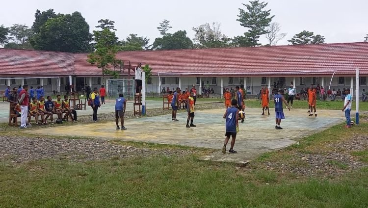Dua tim voli putra melaksanakan pertandingan hari pertama usai pembukaan, Rabu 16 Agustus 2023. (Foto : Redaksi/Koranpapua.id)