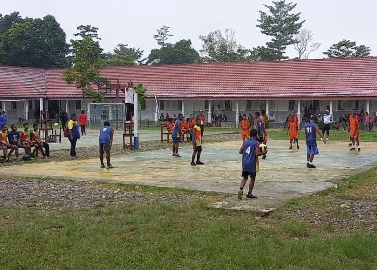 Dua tim voli putra melaksanakan pertandingan hari pertama usai pembukaan, Rabu 16 Agustus 2023. (Foto : Redaksi/Koranpapua.id)