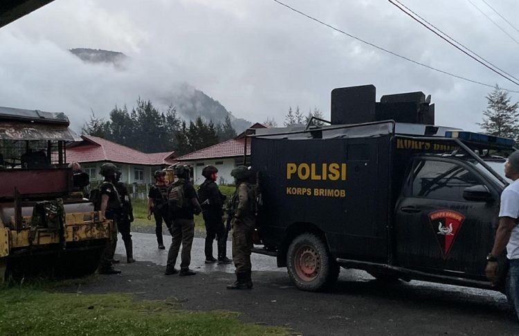 Aparat gabungan TNI-Polri melakukan pengejaran terhadap KKB kelompok Numbuk Talenggeng, Selasa 15 Agustus 2023 (foto Ist/koranpapua.id)