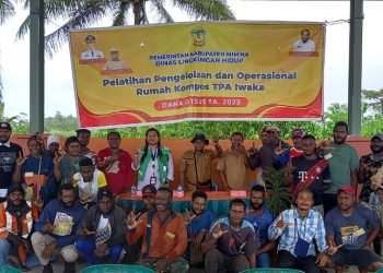 Warga Sekitar TPA Iwaka Dilatih Mengolah Sampah Organik Menjadi Pupuk Kompos