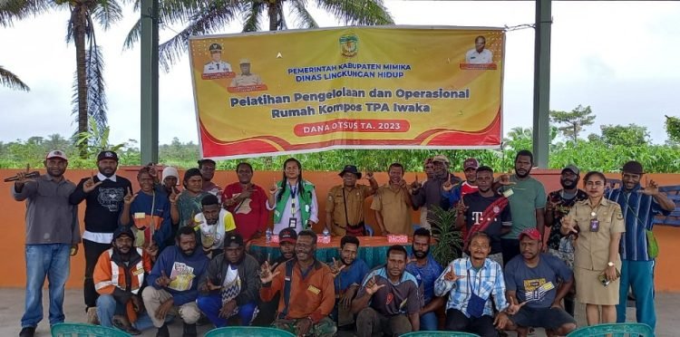 Warga Sekitar TPA Iwaka Dilatih Mengolah Sampah Organik Menjadi Pupuk Kompos