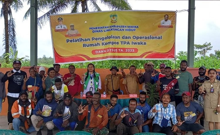 Warga Sekitar TPA Iwaka Dilatih Mengolah Sampah Organik Menjadi Pupuk Kompos