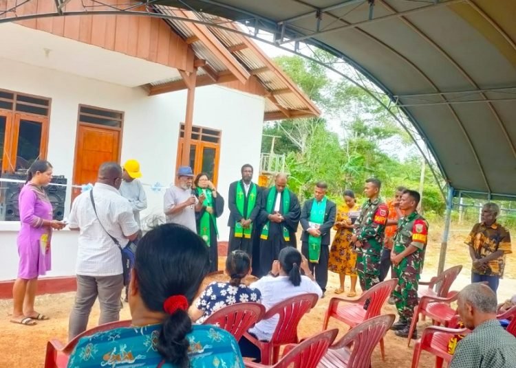 Komandan Pos Satgas Yonif 726/TML, Letda (inf) Laode Ruslan menyerahkan bantuan Alkitab untuk GKI Kijine, Kampung Baidup, Distrik Ulilin, Merauke, Senin 21 Agustus 2023. (foto Ist/koranpapua.id)