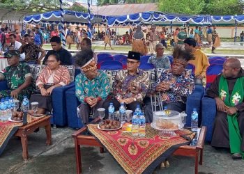RP. Didimus Kosi, OFM, Pj. Sekda Mimika Petrus Yumte bersama tamu undangan mengikuti acara peringatan Mapurujaya ke 47 tahun di Distrik Mimika Timur, Sabtu 19 Agustus 2023. (Foto : Redaksi/Koranpapua.id)