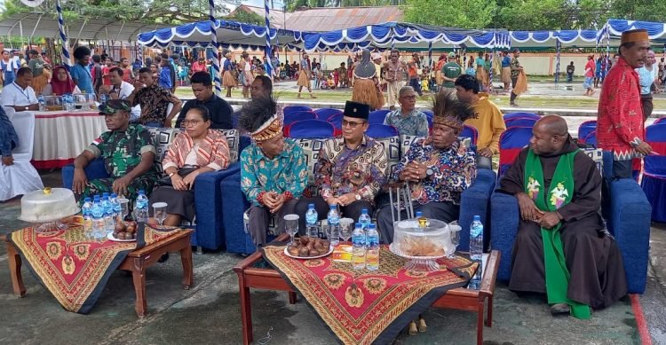 RP. Didimus Kosi, OFM, Pj. Sekda Mimika Petrus Yumte bersama tamu undangan mengikuti acara peringatan Mapurujaya ke 47 tahun di Distrik Mimika Timur, Sabtu 19 Agustus 2023. (Foto : Redaksi/Koranpapua.id)