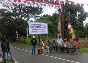 Sekelompok warga Lemasko melakukan aksi pemalangan di jalan masuk menuju TPA Iwaka, Sabtu 19 Agustus 2023. (Foto : Ist./Koranpapua.id)