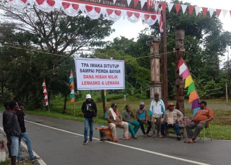 Sekelompok warga Lemasko melakukan aksi pemalangan di jalan masuk menuju TPA Iwaka, Sabtu 19 Agustus 2023. (Foto : Ist./Koranpapua.id)