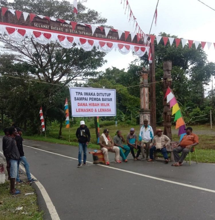 Sekelompok warga Lemasko melakukan aksi pemalangan di jalan masuk menuju TPA Iwaka, Sabtu 19 Agustus 2023. (Foto : Ist./Koranpapua.id)