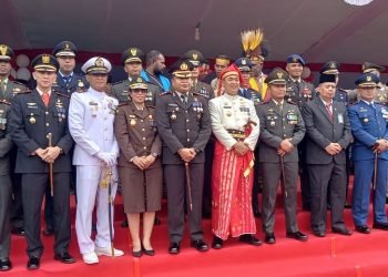 Pimpin Upacara HUT ke 78 RI, Pj Bupati Mimika Kenakan Busana Adat Bugis