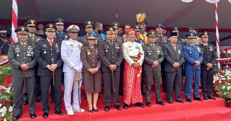 Pimpin Upacara HUT ke 78 RI, Pj Bupati Mimika Kenakan Busana Adat Bugis