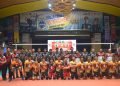 Tim Voli Putra Papua (depan) dan Tim Voli Putra Bali foto bersama sebelum bertanding. (foto ist/koranpapua.id)