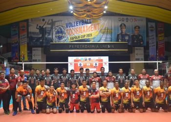 Tim Voli Putra Papua (depan) dan Tim Voli Putra Bali foto bersama sebelum bertanding. (foto ist/koranpapua.id)