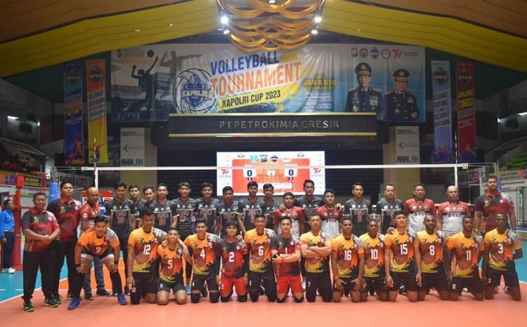 Tim Voli Putra Papua (depan) dan Tim Voli Putra Bali foto bersama sebelum bertanding. (foto ist/koranpapua.id)